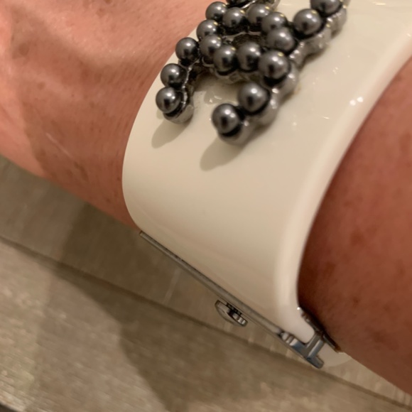 Chanel cuff in ivory  color with grey pearls (CC logo) - Picture 14 of 15
